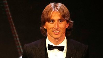 رسميا.. لوكا مودريتش يتوج بالكرة الذهبية