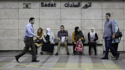 «النقل»: مترو الأنفاق يعمل بكامل طاقته وغلق باب واحد بمحطة السادات