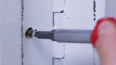 3 خطوات بسيطة لتغيير شكل أبواب الغرف القديمة (فيديو)