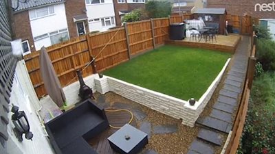 عامل يوصل طردا بطريقة تثير غضب صاحبه (فيديو)