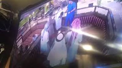 ممرض ينقذ سعوديا علقت قطعة عظم في حلقه داخل مطعم ( فيديو)