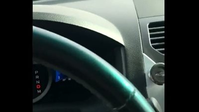 أب يطارد ابنته بعد تعلمها قيادة السيارة بالسعودية (فيديو)