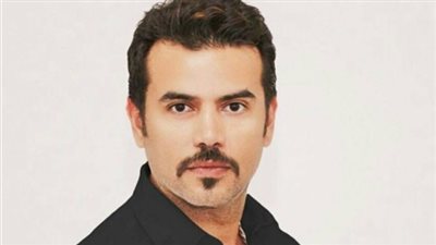 سامو زين يشعل عرض أزياء هاني البحيري بـ«الورد الأحمر» (فيديو)