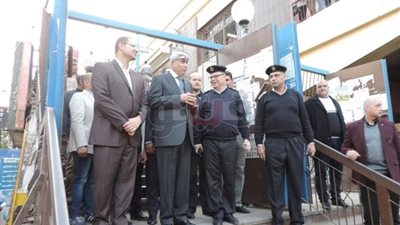 مدير شرطة النقل يقود حملات لإزالة الإشغالات أمام محطات المترو «صور»