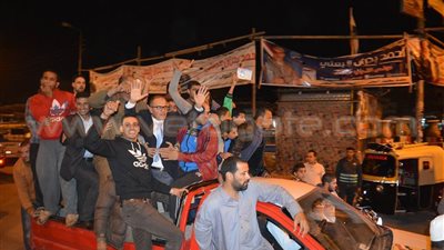 مرشح «مستقبل وطن» بالإسماعيلية يستقل سيارة ربع نقل في جولته الانتخابية