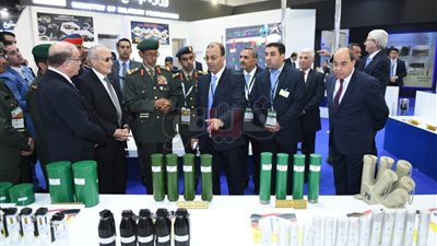العصار ورئيس أركان جيش الإمارات يتفقدان جناح الإنتاج الحربي في «إيدكس»