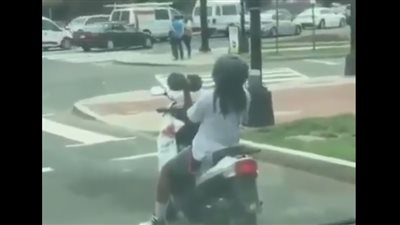 شاهد ماذا فعل رجل أثناء توقف إشارة المرور (فيديو)