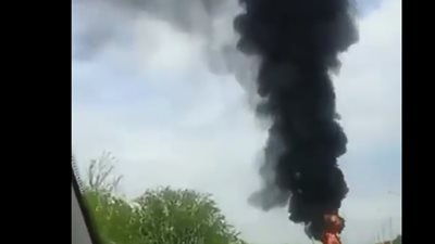 لحظة انفجار سيارة وسط الطريق (فيديو)