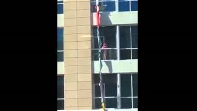 بالفيديو.. خادمة تبتكر طريقة خاصة للهروب من نافذة الطابق الثامن