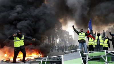 فرنسا تعلق قرار زيادة الضرائب على الوقود