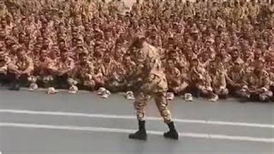 جندي إيراني يشعل حماس زملائه بوصلة رقص (فيديو)