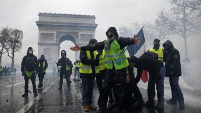 فرنسا ترضخ لـ«السترات الصفراء» وتتراجع عن زيادة أسعار الوقود