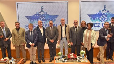 رئيس لجنة الدفاع القومي بالبرلمان الفرنسي ووفد صناعى يزورون قناة السويس