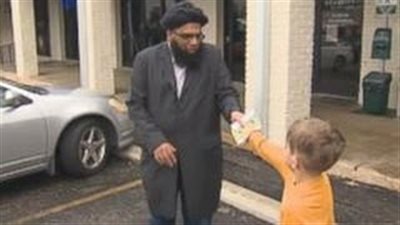 بالفيديو.. طفل عمره 7 سنوات يتبرع لمسجد تعرض للتخريب بعد هجمات باريس