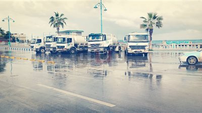 16 سيارة كسح ترفع مياه الأمطار المتراكمة من شوارع مطروح (صور)