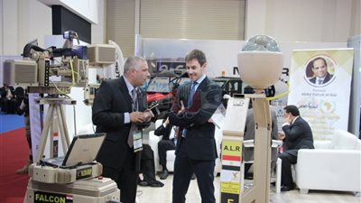 العصار ووزير الإنتاج الحربي الأردني يتفقدان جناح فالكون بمعرض السلاح