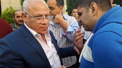 محافظ بورسعيد يستجيب لشاب كفيف استوقفه لطلب وظيفة (صور)