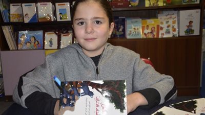 طفلة عمرها 10 سنوات توقع كتابها الخاص في معرض بيروت الدولي