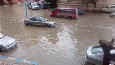 20 دقيقة تكشف فشل مطروح في مواجهة الأمطار.. «نوة قاسم» تغرق شارع علم الروم وميدان البنك الأهلي وعزبة السلام.. التكدس المروري أبرز المظاهر.. وسيارات الكسح تنقذ الموقف