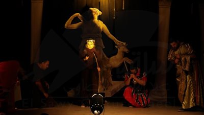 «حكاوينا» تعرض «انسوا هيروسترات» بمسرح الساقية (صور)