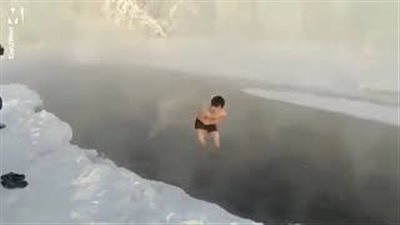 «حمام الجليد».. سائح يخاطر بحياته ويسبح في درجة حرارة 60 تحت الصفر(فيديو)