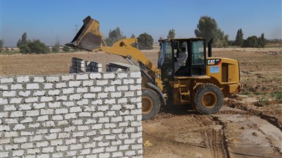 15 صورة ترصد إزالة التعديات على 77.5 أفدنة بـ«أرضي السيسي» في قنا