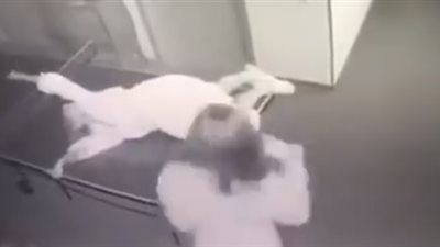 نهاية مروعة لفتاتين حاولتا التقاط صورة من فوق طاولة بينج بونج (فيديو)