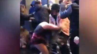 مشاجرة عنيفة بين فتيات أمام ماكدونالدز (فيديو)