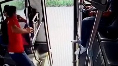 شابان يلقنان لصا حاول سرقة هاتف فتاة «علقة ساخنة» (فيديو)