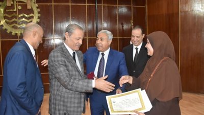 محافظ أسوان يكرم صاحبة مشروع للمنتجات اليدوية وتدريب الفتيات (صور)