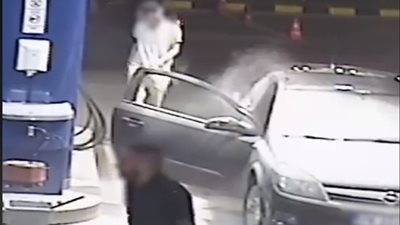 عامل محطة بنزين يلقن شابا رفض إطفاء سيجارته درسا قاسيا (فيديو)