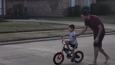 آباء ينقذون أطفالهم من كوارث محققة (فيديو)