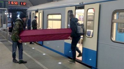 رجال يحملون «تابوت» داخل مترو وسط ذهول الركاب (فيديو)