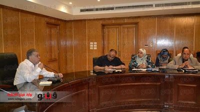 بالصور.. محافظ الفيوم يبحث مشكلات مياه الشرب