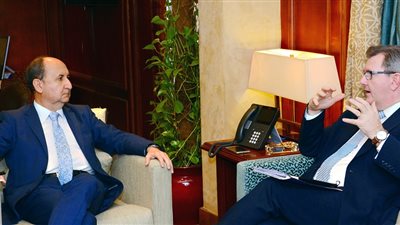 وزير الصناعة يبحث مع المبعوث البريطاني مستقبل العلاقات الاقتصادية المشتركة