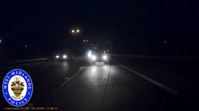 نوم سائق شاحنة على الطريق السريع يُحدث كارثة (فيديو وصور)