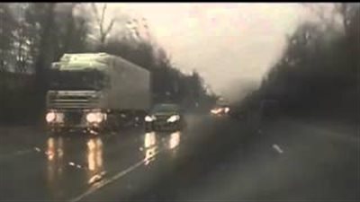 بالفيديو.. سائق شاحنة يتسبب في حوادث على الطريق