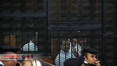 رئيس المحكمة لقيادات الإخوان: «اللي هيتكلم في القفص همنع أقاربه من زيارته»