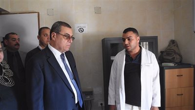 محافظ الفيوم يفاجئ العاملين بوحدة صحة الأسرة بمنشأة كمال