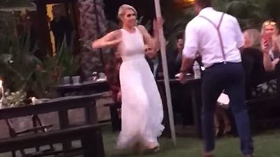 صديقة العروس تتعرض لموقف محرج أثناء رقصها مع شاب (فيديو وصور)