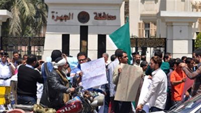 سكان شقق المستقبل يتظاهرون أمام محافظة الجيزة