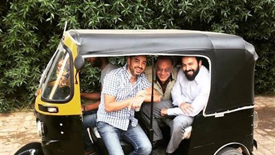 تيم حسن وصلاح عبد الله في توك توك بكواليس «عائلة الحاج نعمان»