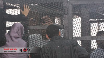بالصور.. «المحكمة» تسمح لأهالي قيادات الإخوان بالحديث معهم عقب رفع الجلسة