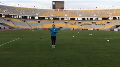 لاعبو المصري يقومون بالإحماء قبل مواجهة الإنتاج الحربي «فيديو»