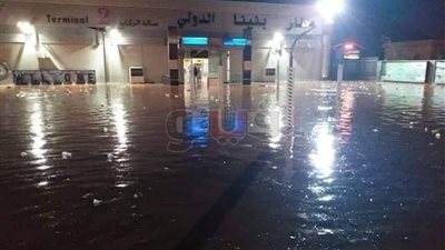 إغلاق مطار بنغازي بعد غرقه بالأمطار (صور)