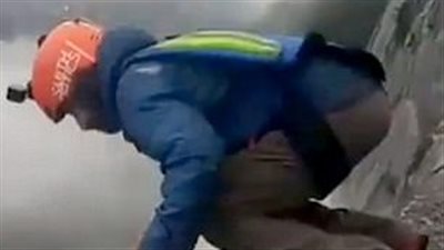 متهور يقفز من أعلى شلال بمظلة مقلوبة (فيديو وصور)