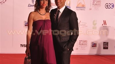 بالفيديو.. آسر ياسين وزوجته يشاركان في ختام «القاهرة السينمائي»