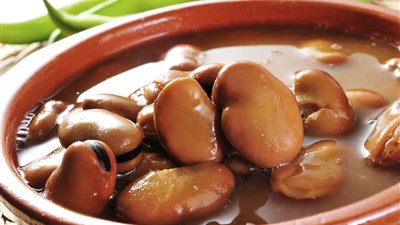 بيان عاجل يحذر من خطورة مادة تضاف لـ«فول التدميس» تسبب السرطان