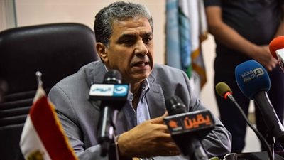 وزير البيئة في حواره لـ «القاهرة 360».. التخلص من الخنازير سبب تضخم أزمة القمامة.. الأسرة تنتج طن قمامة سنويًا.. 10 آلاف محضر للمخالفين بحرق قش الأرز.. ويؤكد: السياحة البيئية «مربحة