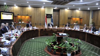 بالصور.. شريف إسماعيل يناقش خطة البترول المستقبلية مع طارق الملا